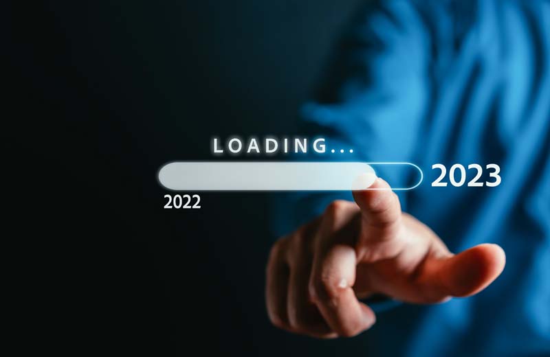 Das Jahr 2023 wird auf einem Computer geladen.