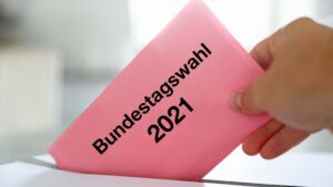 Bundestagswahl: Ein Wahlzettel wird eingeworfen