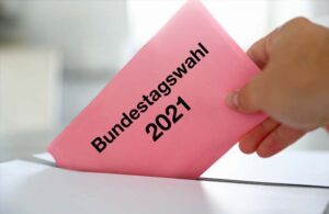 Bundestagswahl: Ein Wähler wirft einen Wahlzettel in die Urne