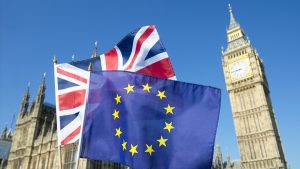 Britische Flagge und EU-Flagge vor Big Ben