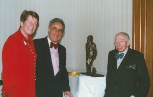 Margret und Gottfried Heller mit André Kostolany an seinem 90sten Geburtstag