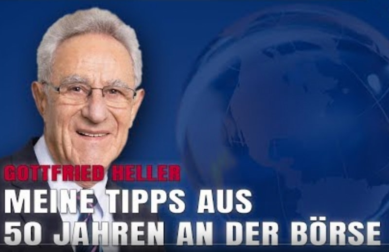 Gottfried Heller vor blauem Globus
